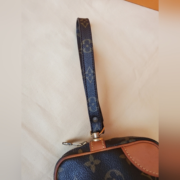 Louis Vuitton Marly Bandoliere Clutch - Picture 11 of 16